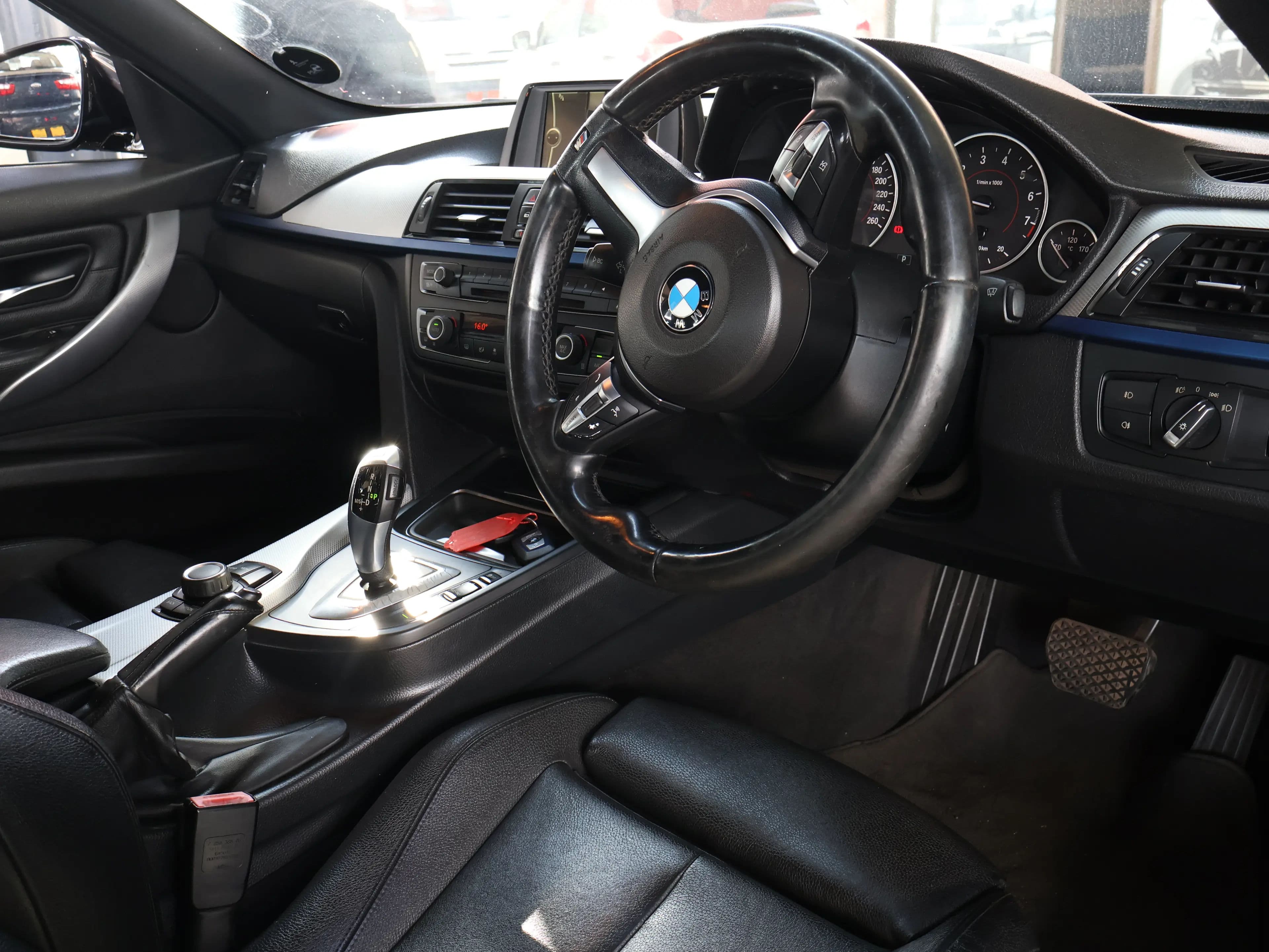 BMW 320i — photo 3