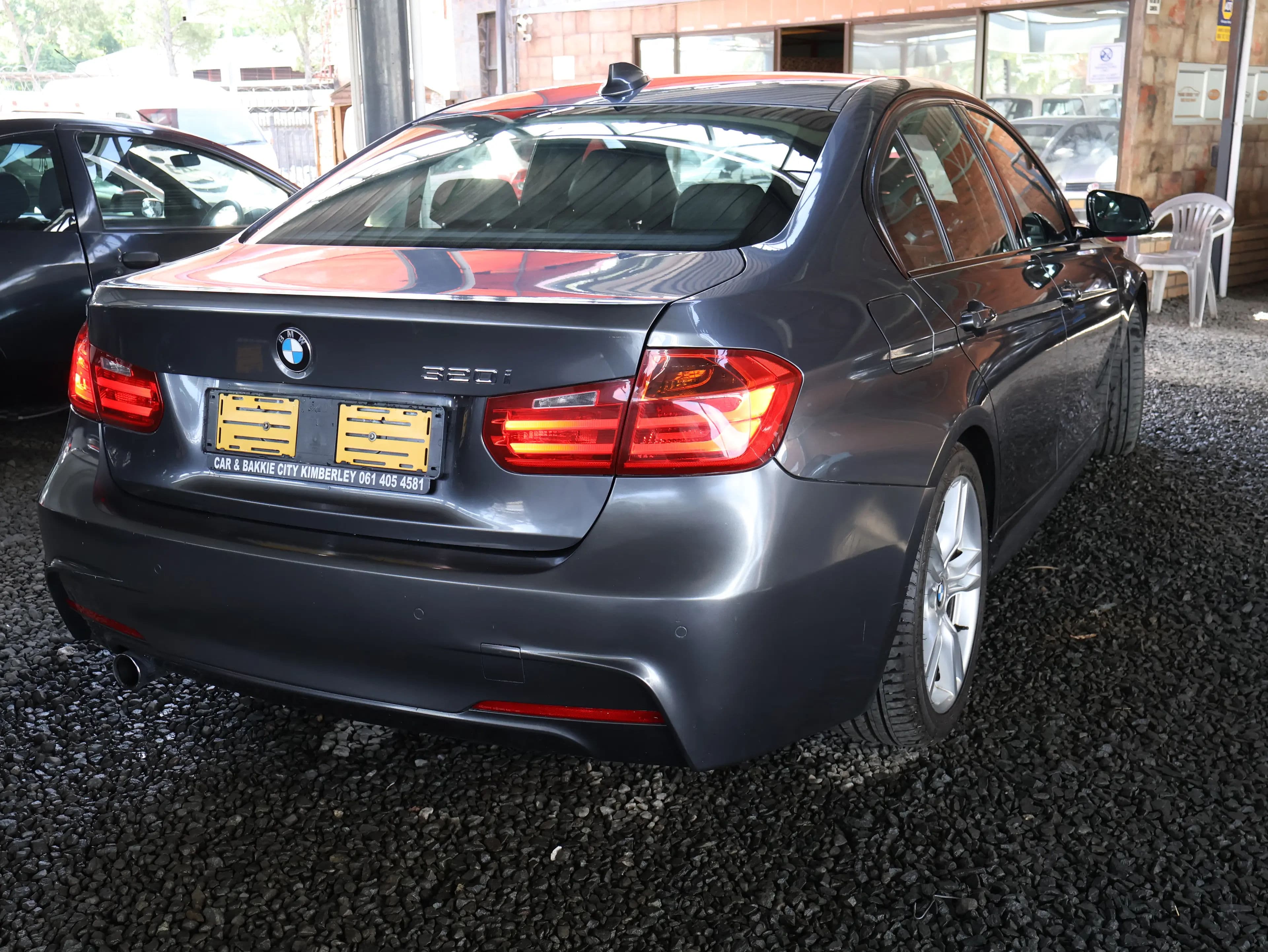 BMW 320i — photo 4