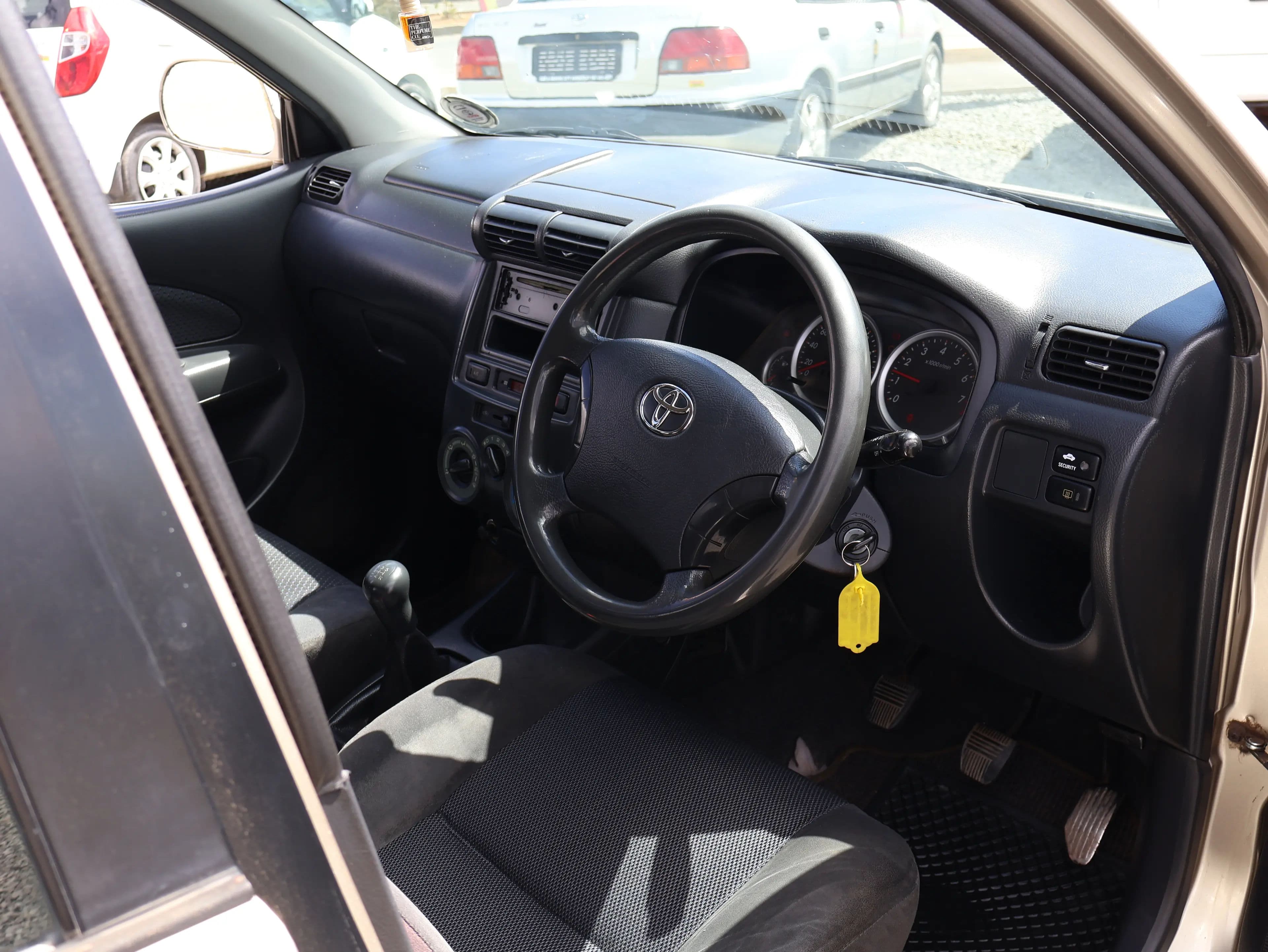 Toyota Avanza White — photo 2