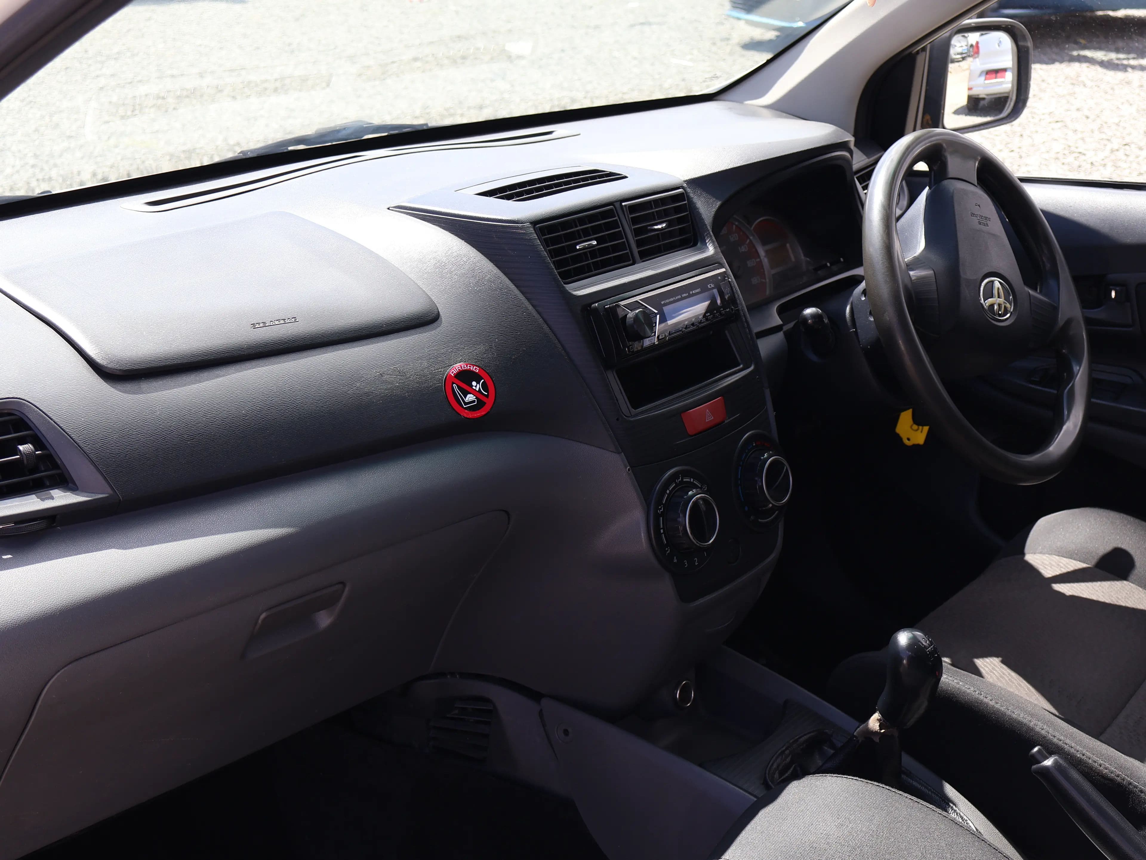 Toyota Avanza White — photo 3