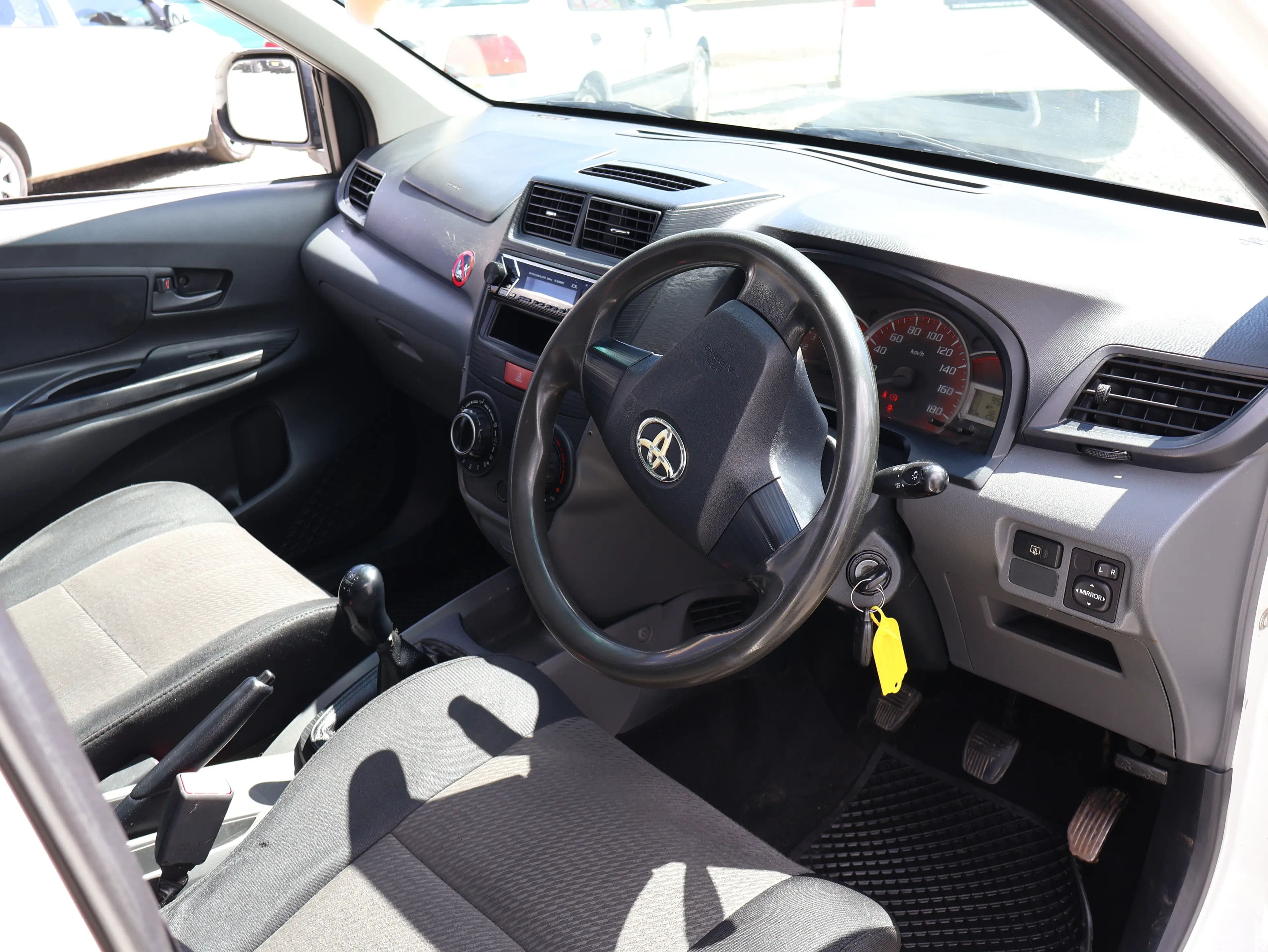 Toyota Avanza White — photo 5