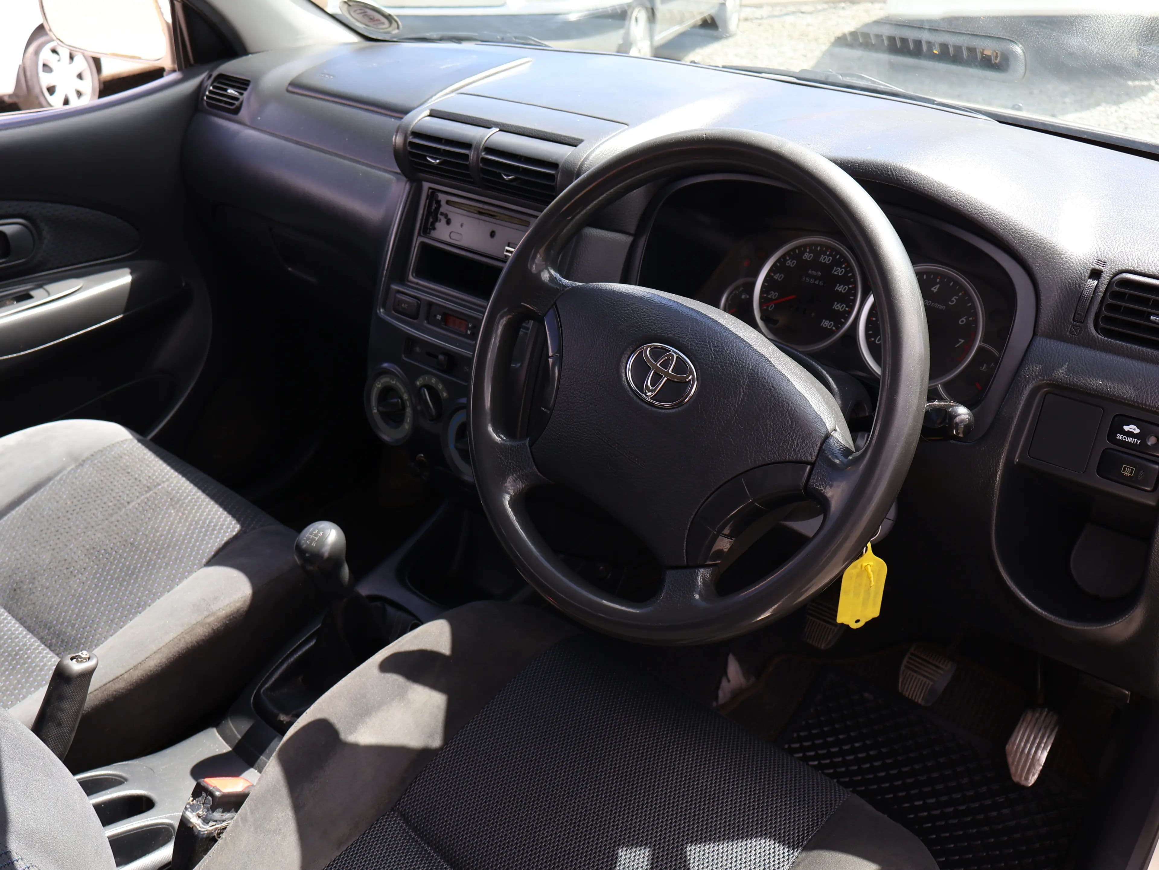 Toyota Avanza White — photo 6