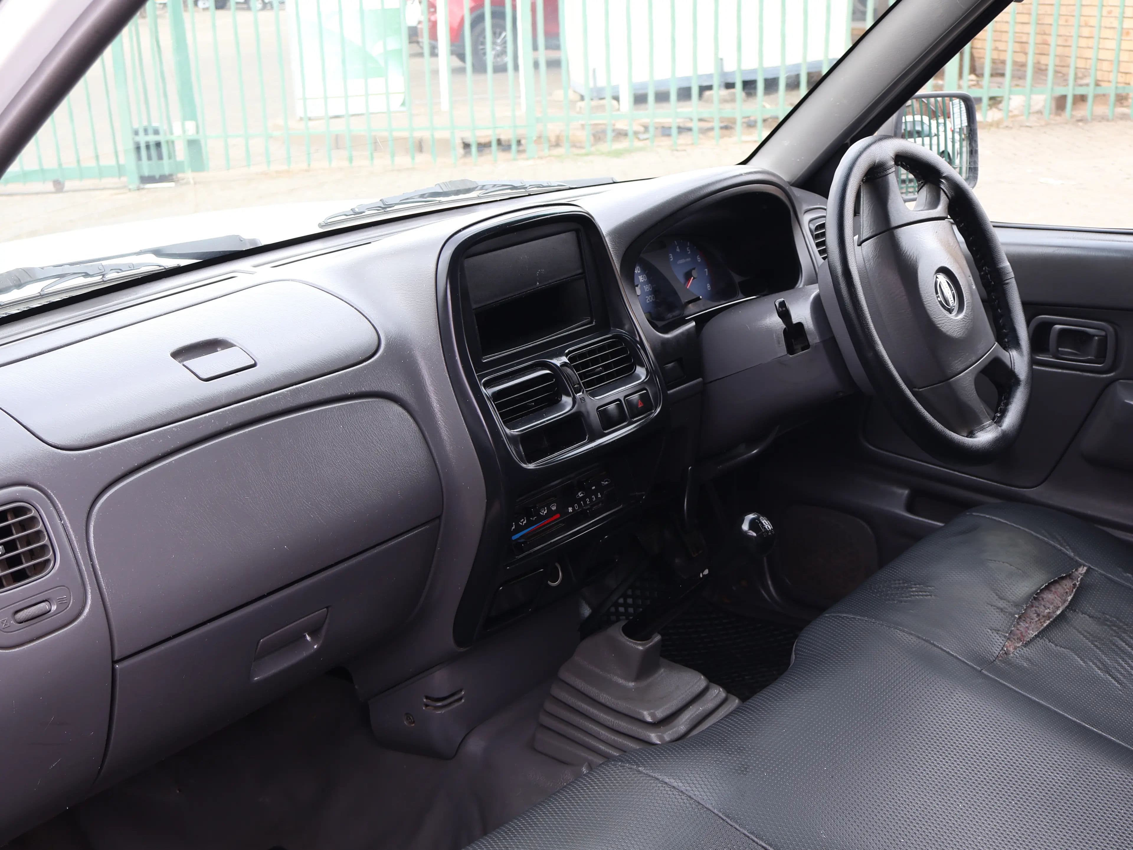 Nissan NP300 — photo 4