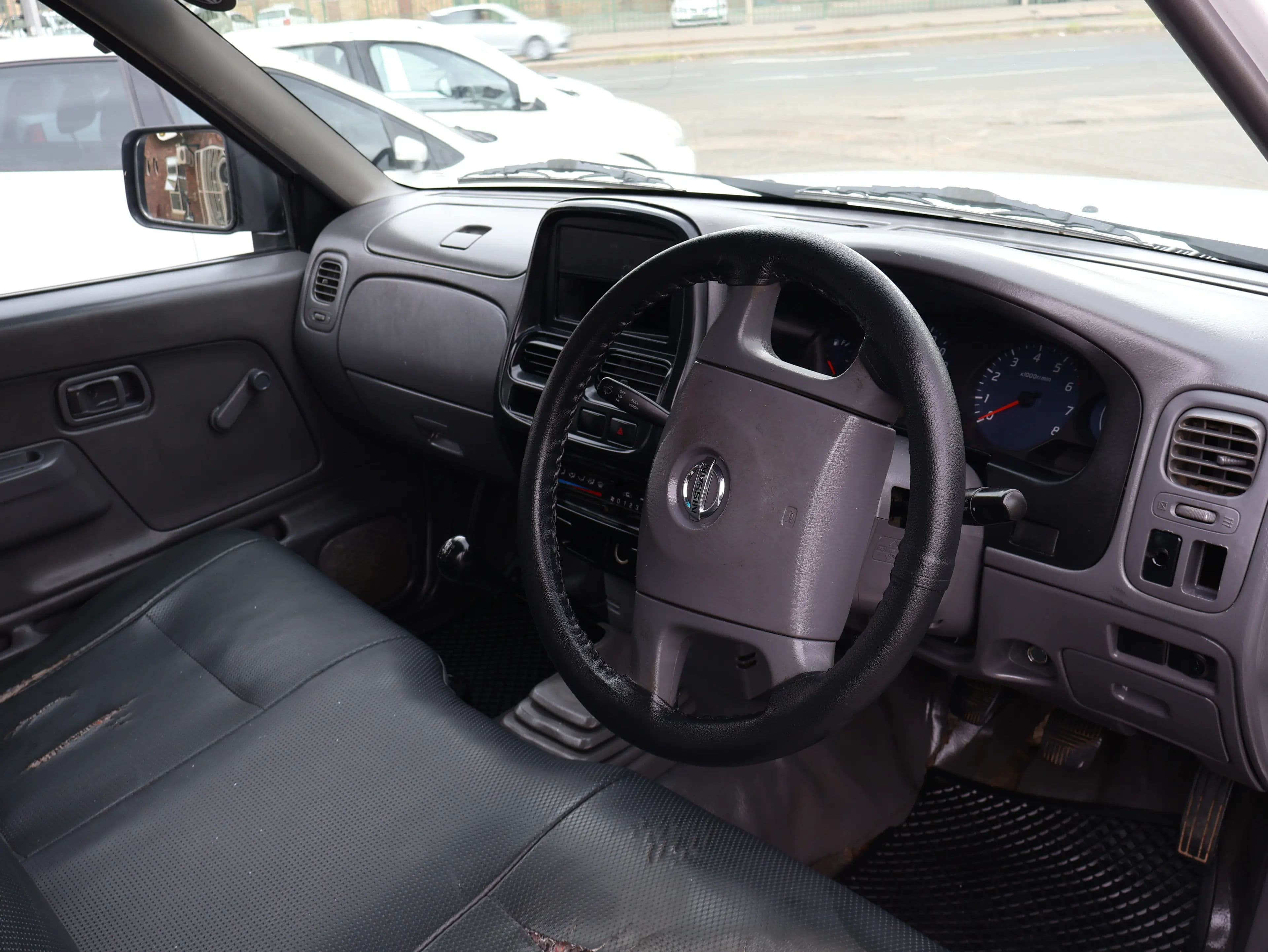 Nissan NP300 — photo 7