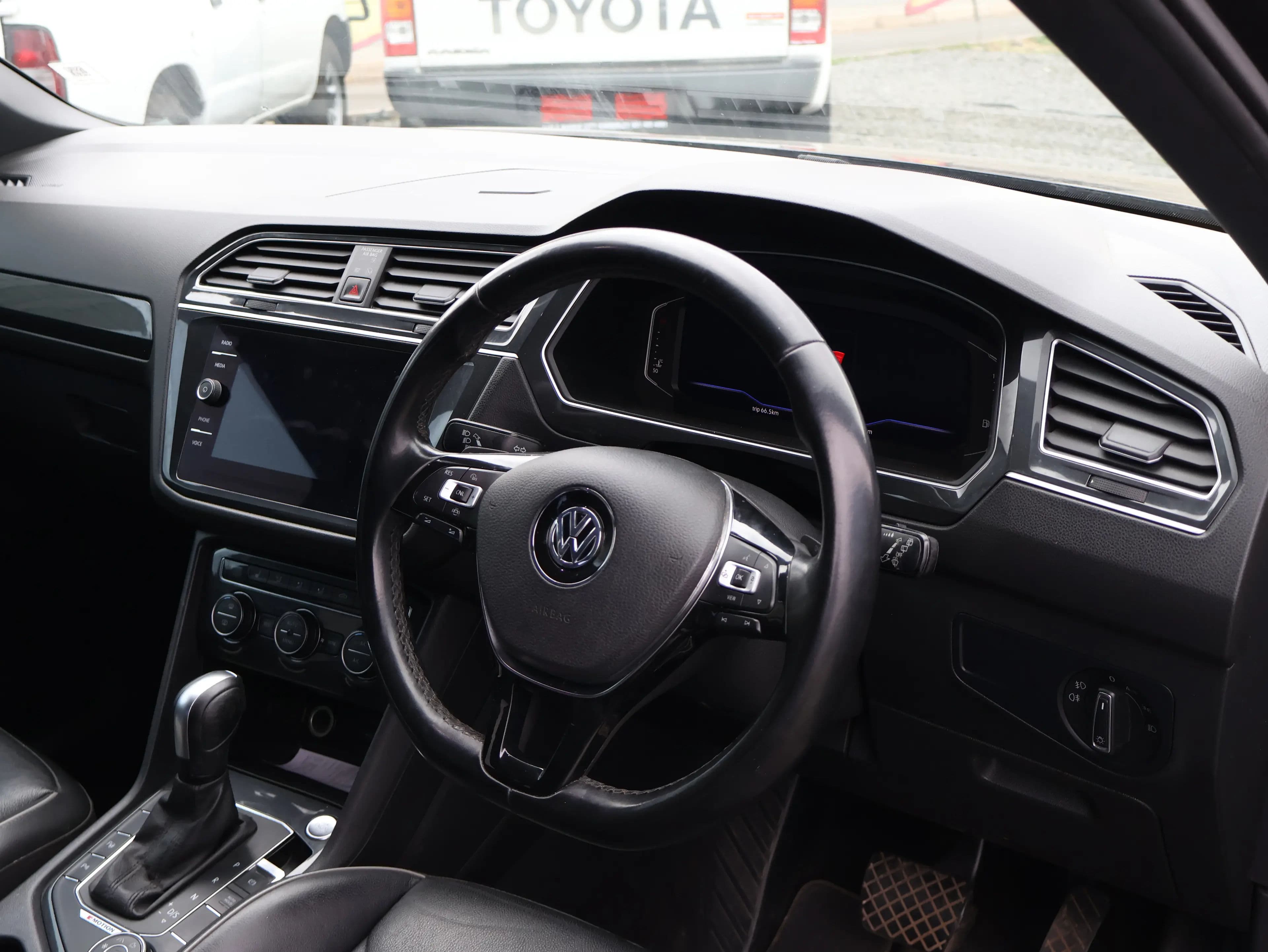 2020 VW Tiguan R Line — photo 4