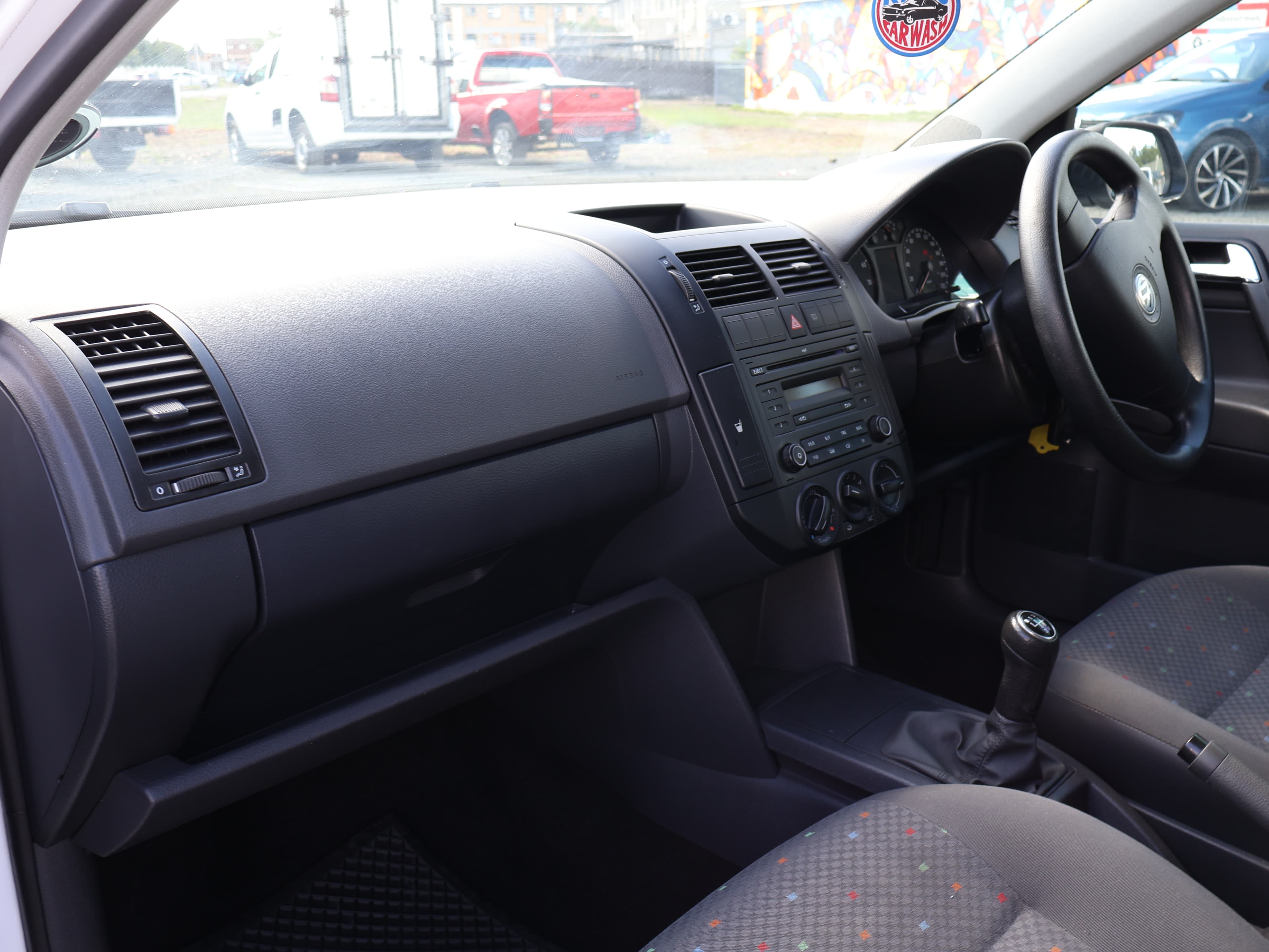 2011 Volkswagen Polo image 8