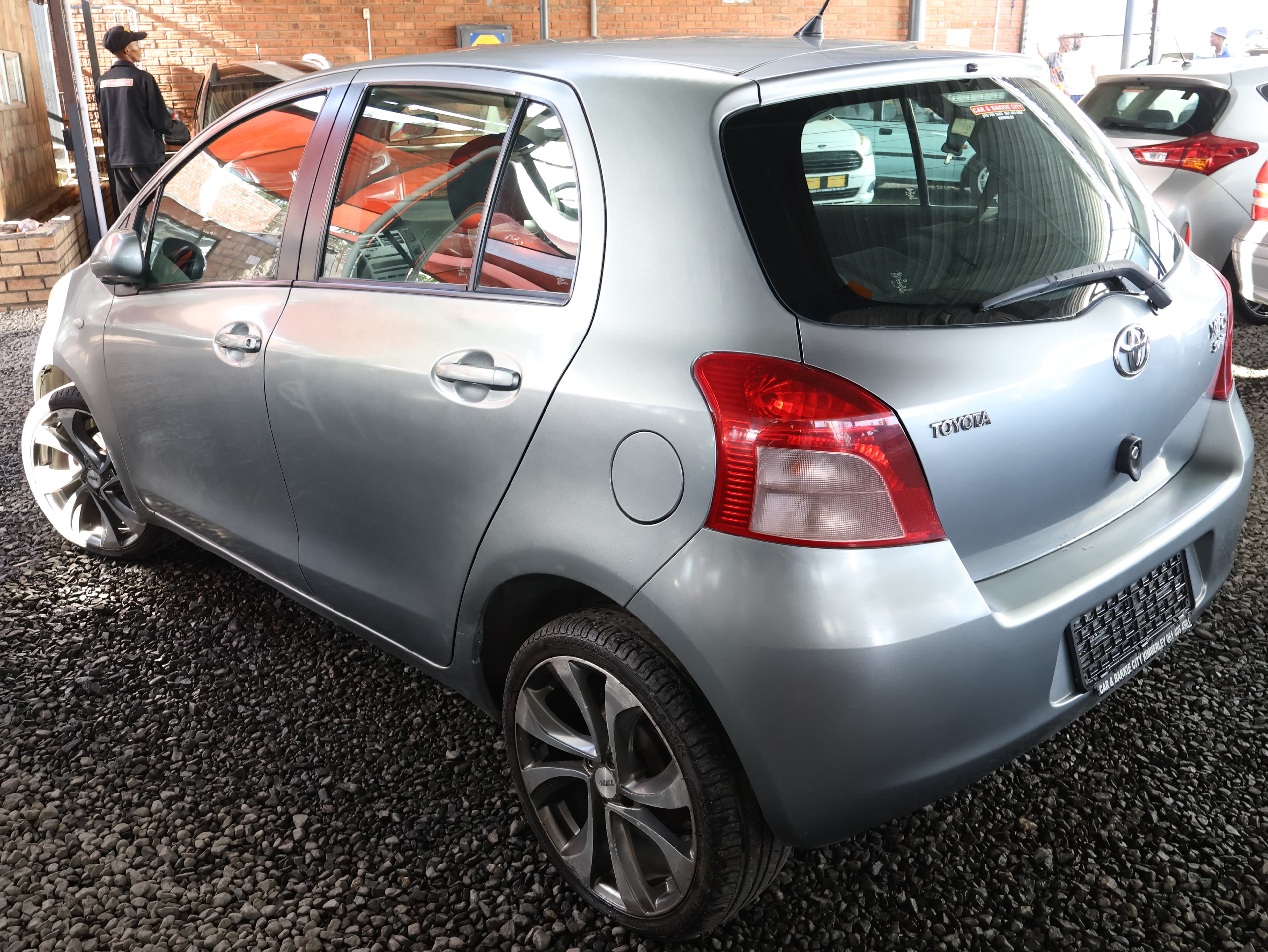 2014 Toyota Yaris image 2