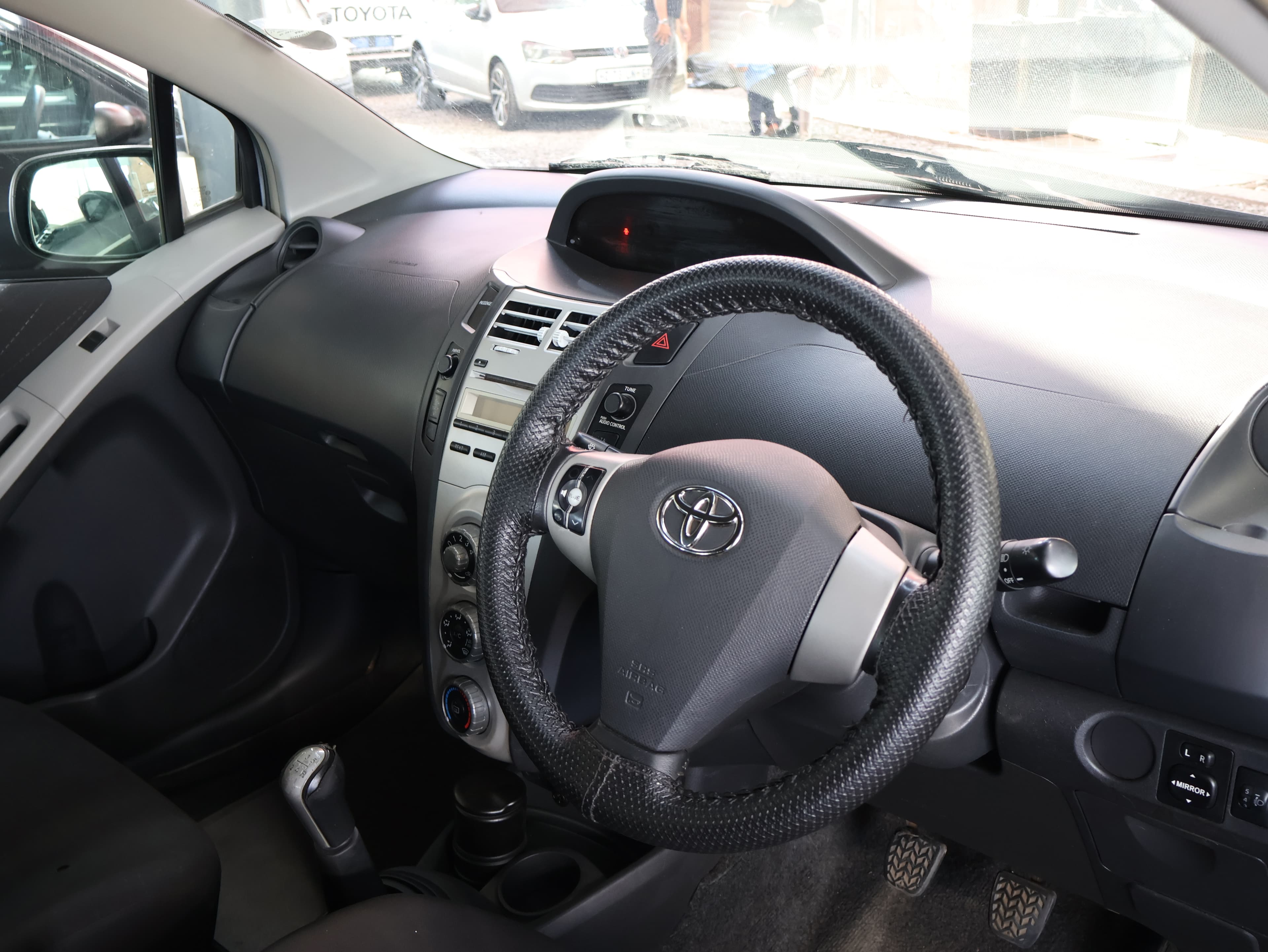 2014 Toyota Yaris image 6