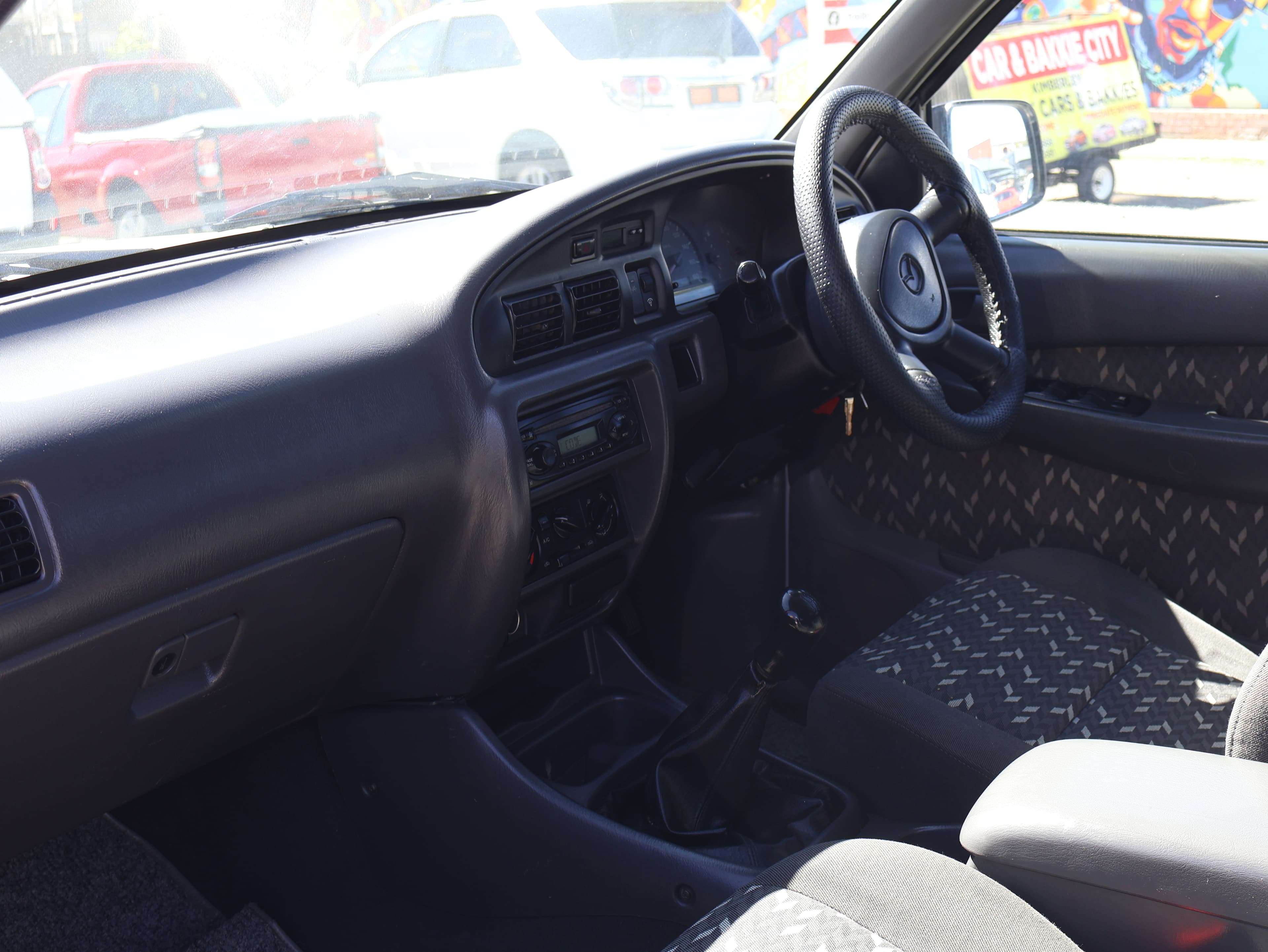 2003 Mazda B2500 image 2