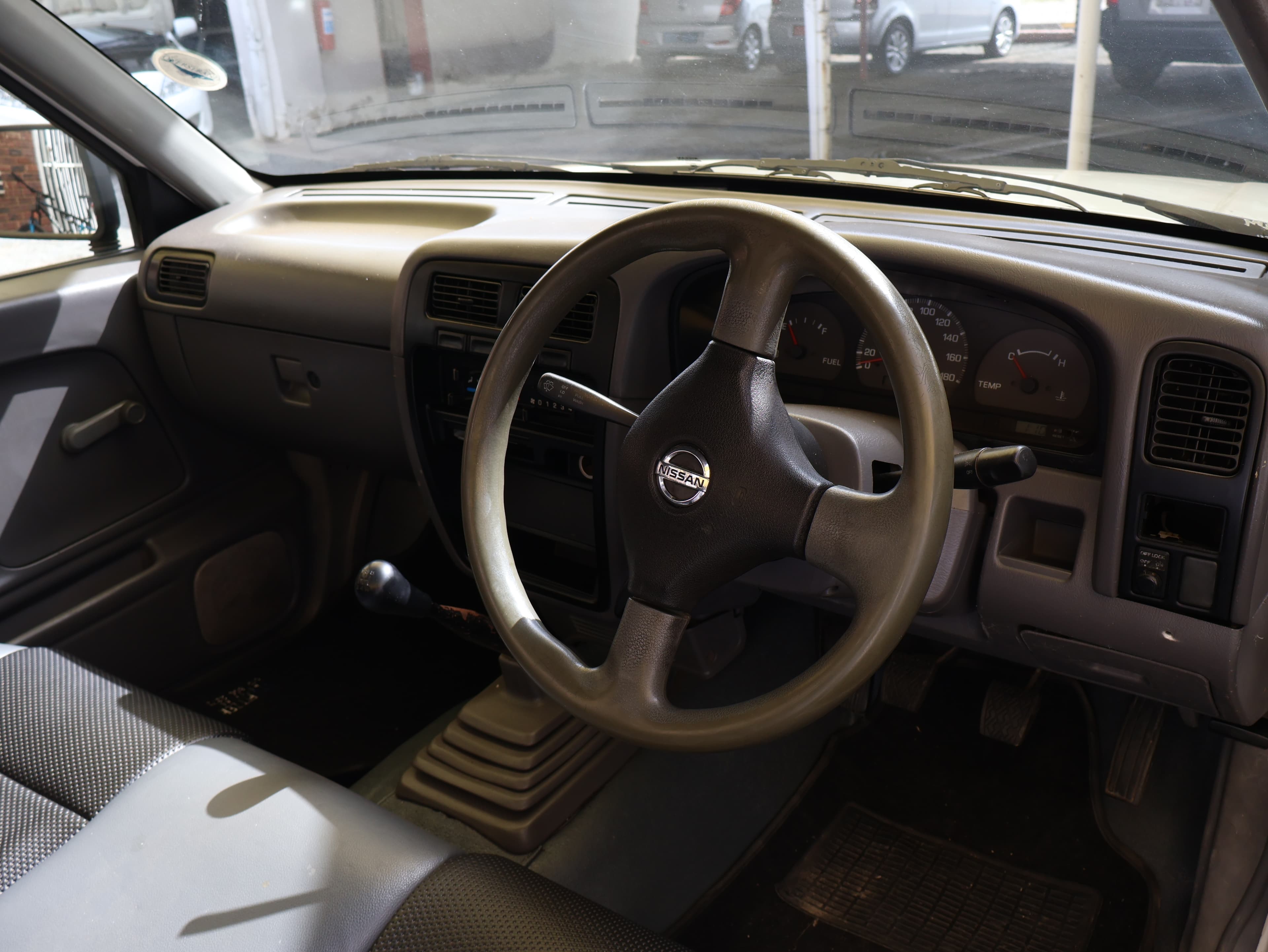 2007 Nissan NP300 image 4